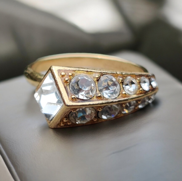 Vintage Jewelry - Unique vintage gold plated crystal ring